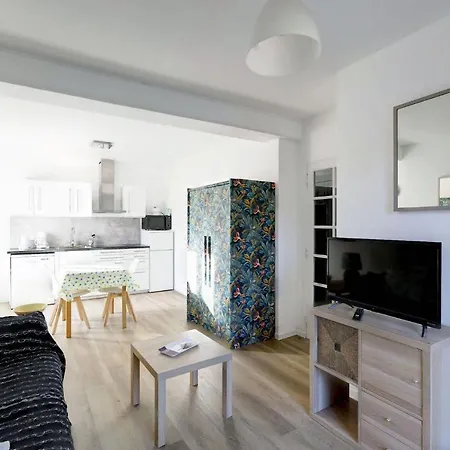 Apartment Grand Studio Climatise Avec Terrasse, 10 Mn Hyeres